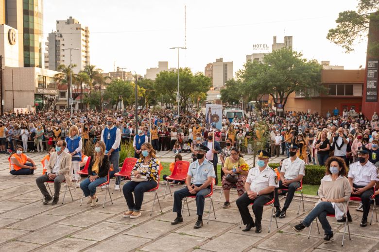 Se iluminó el pino de navidad en la Plaza Olmos de la Juventud