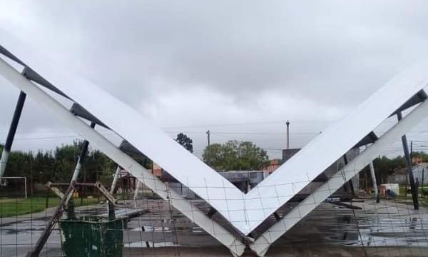 La tormenta causó la caída del techo del Polideportivo de Barrio San Eduardo 