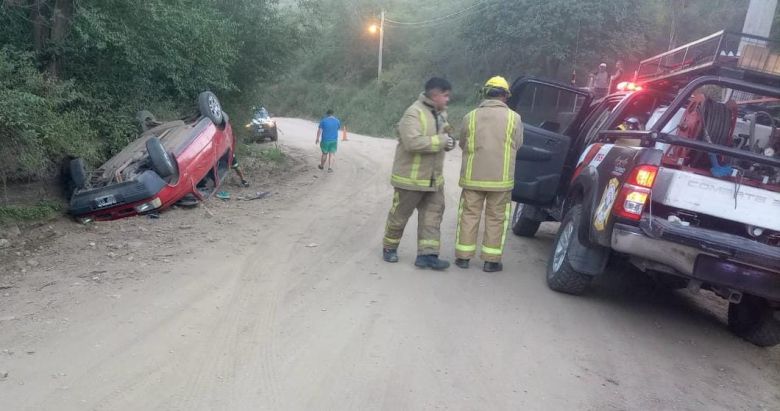 Un vehículo volcó en Alpa Corral