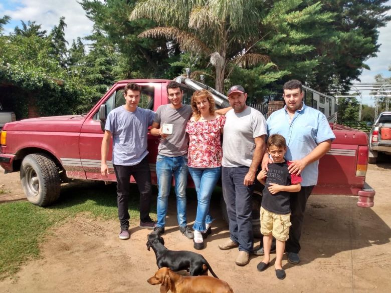 Joel Príncipe, el joven cordobés, que hace funcionar un tractor Someca 62 a control remoto