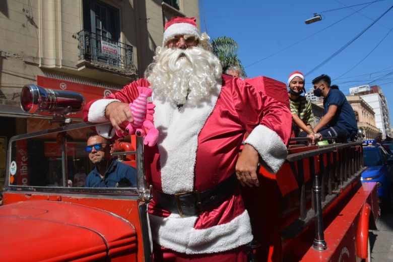 La Caravana Mágica de Papá Noel inundó de magia la ciudad 