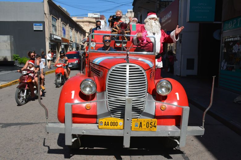 La Caravana Mágica de Papá Noel inundó de magia la ciudad 