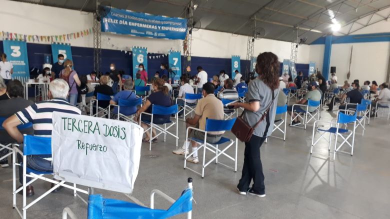 Más de 300 contagiados en la ciudad y cientos de personas haciendo fila para vacunarse