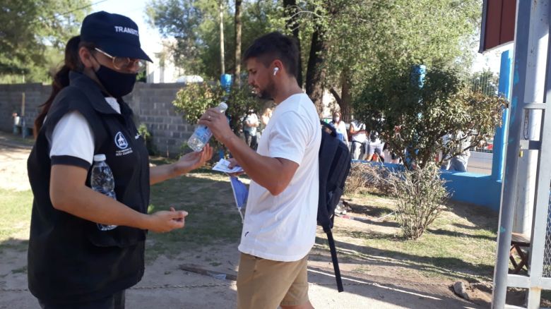 Más de 300 contagiados en la ciudad y cientos de personas haciendo fila para vacunarse