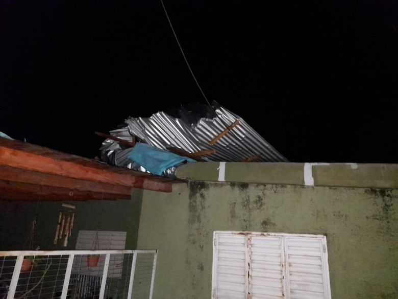 Grave tormenta con tornado en Monte de los Gauchos