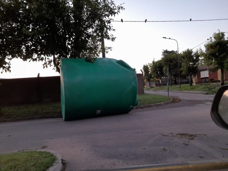 Grave tormenta con tornado en Monte de los Gauchos