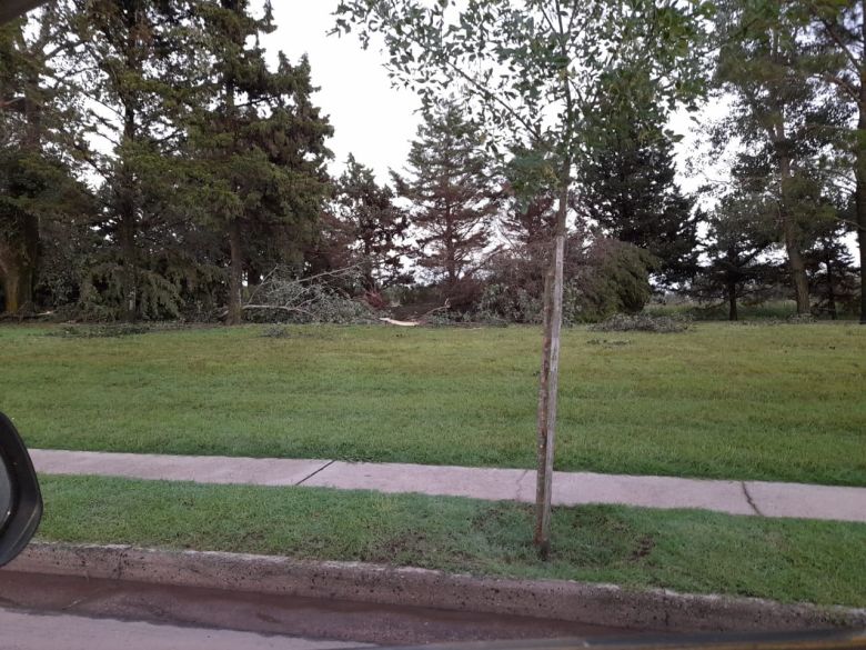 Grave tormenta con tornado en Monte de los Gauchos