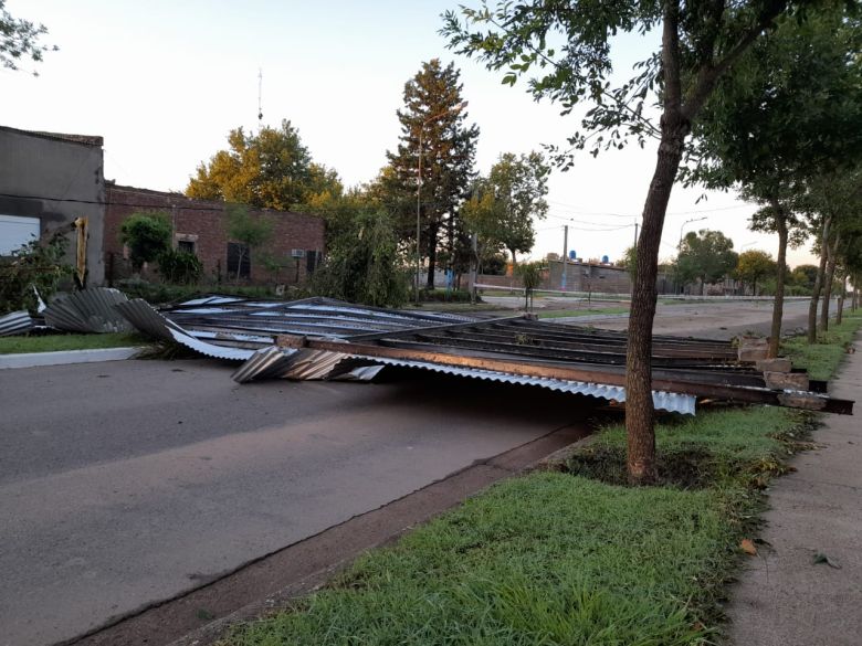 Grave tormenta con tornado en Monte de los Gauchos