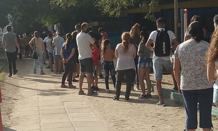 Intenso movimiento en el vacunatorio en la tarde de este lunes