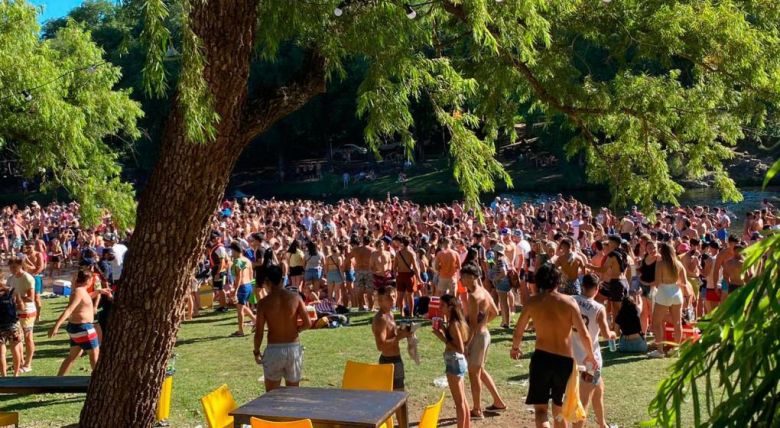 LV16 registró el descontrol de jóvenes en playa El Remanso de Santa Rosa de Calamuchita