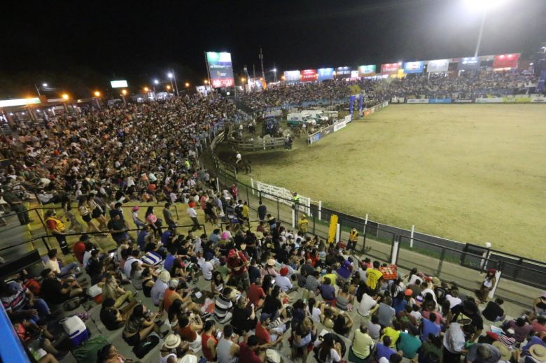 LV16 y Folcloreando en la novena noche del Festival Jesús María