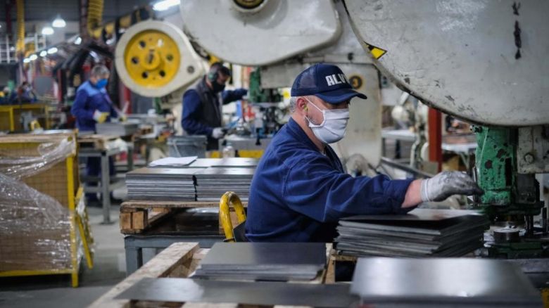 El presidente de la Unión Industrial de Córdoba destacó la eliminación del aislamiento laboral para contactos estrechos