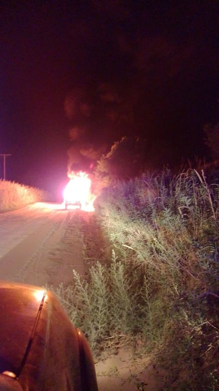 Un incendio consumió una camioneta, camino a San Ambrosio 