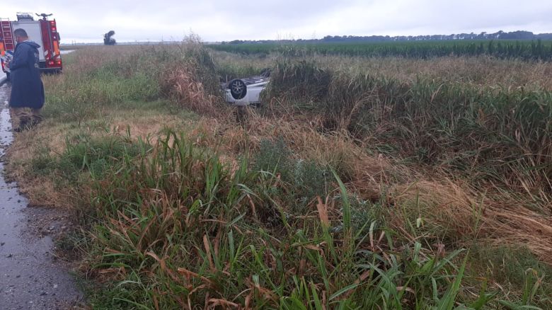 Despiste y vuelco en el ingreso al camino de La Aguada