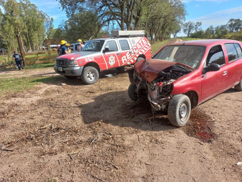 Un hombre gravemente herido al chocar su vehículo