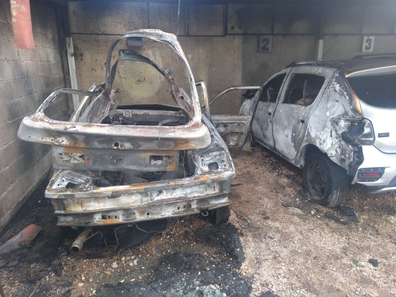 Dos automóviles se incendiaron de manera intencional en una cochera 