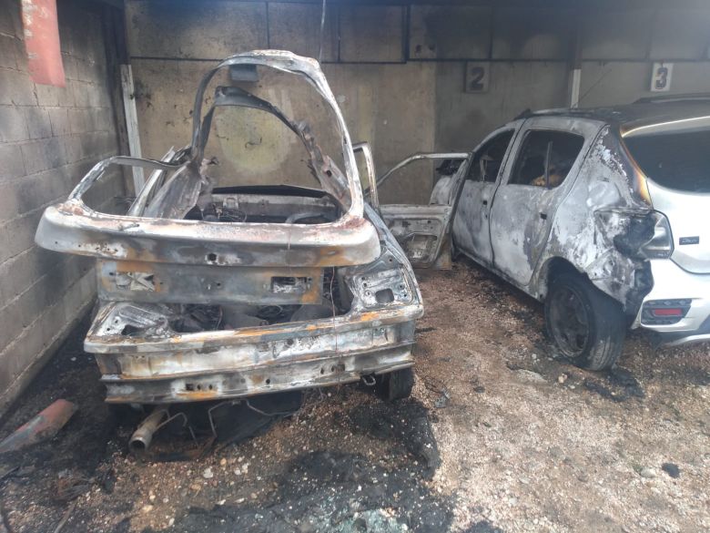 Dos automóviles se incendiaron de manera intencional en una cochera 