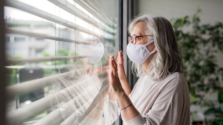 Un estudio da pistas sobre quiénes corren riesgo de padecer COVID prolongado