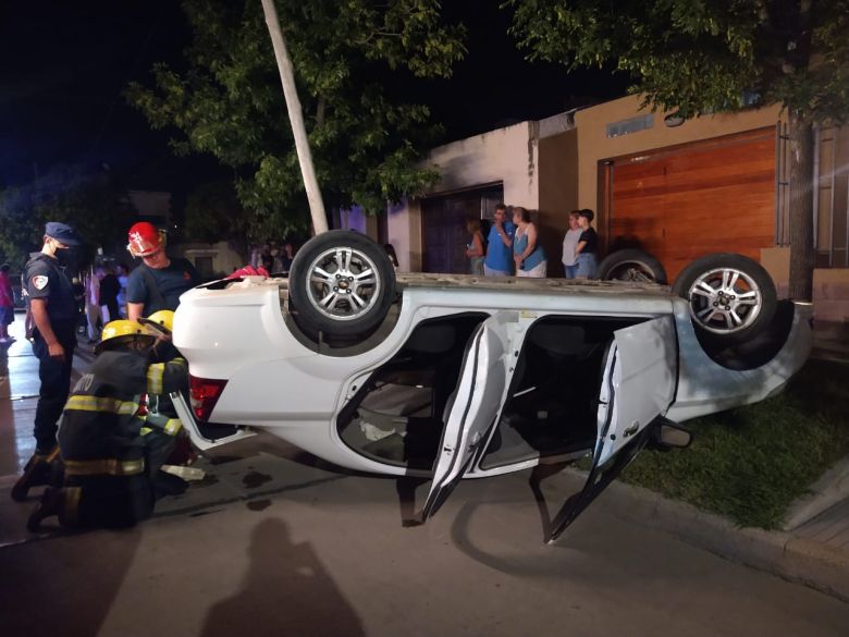 Vuelco de un automóvil en macrocentro de la ciudad