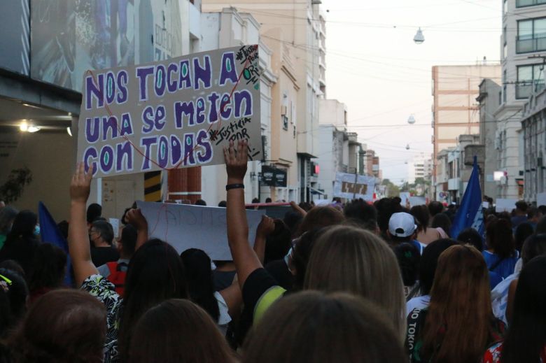 Multitudinaria marcha por el brutal femicidio de Oriana