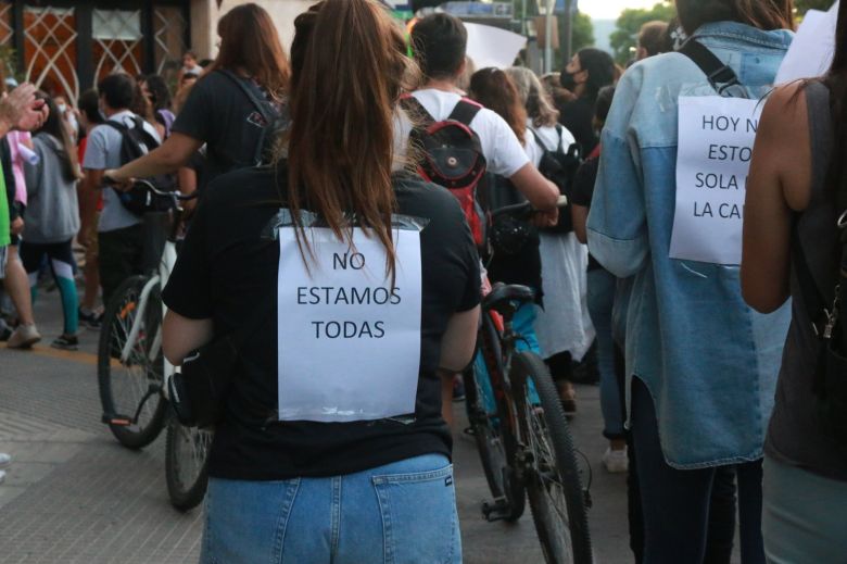 Multitudinaria marcha por el brutal femicidio de Oriana