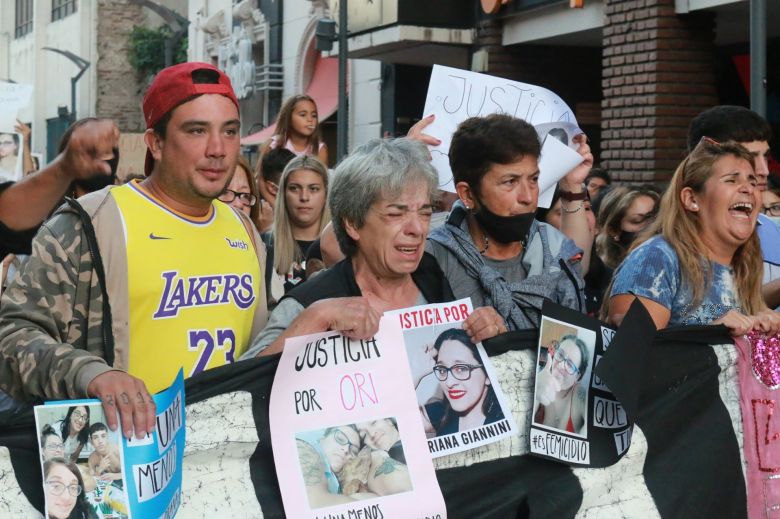 Multitudinaria marcha por el brutal femicidio de Oriana