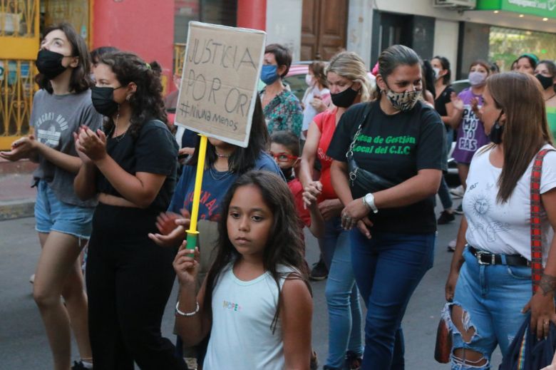 Multitudinaria marcha por el brutal femicidio de Oriana