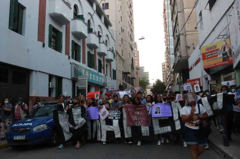 Multitudinaria marcha por el brutal femicidio de Oriana