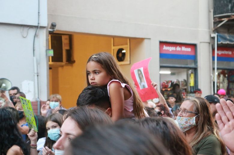 Multitudinaria marcha por el brutal femicidio de Oriana