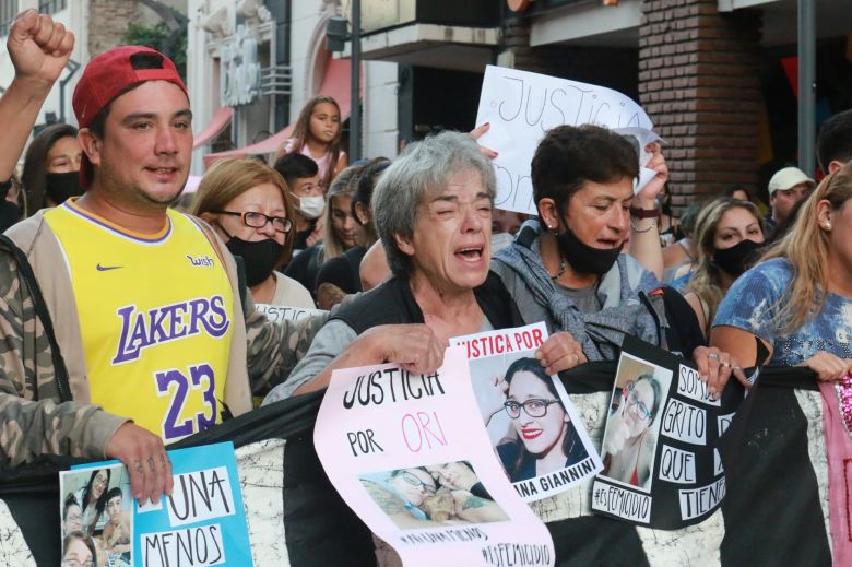 Multitudinaria marcha por el brutal femicidio de Oriana