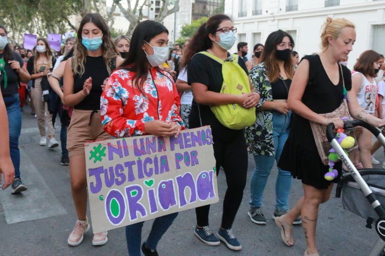 Multitudinaria marcha por el brutal femicidio de Oriana