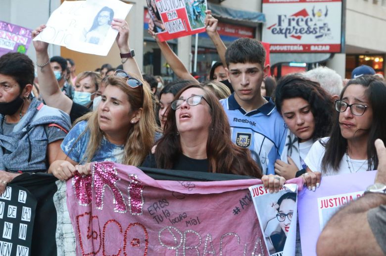 Multitudinaria marcha por el brutal femicidio de Oriana