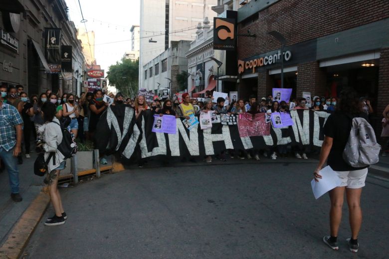 Multitudinaria marcha por el brutal femicidio de Oriana