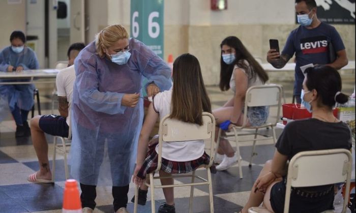 El Gobierno aprobó la dosis de refuerzo de la vacuna contra el coronavirus en adolescentes entre 12 y 17 años