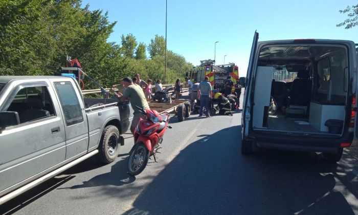 Dos personas debieron ser hospitalizadas tras un accidente en el puente Islas Malvinas 