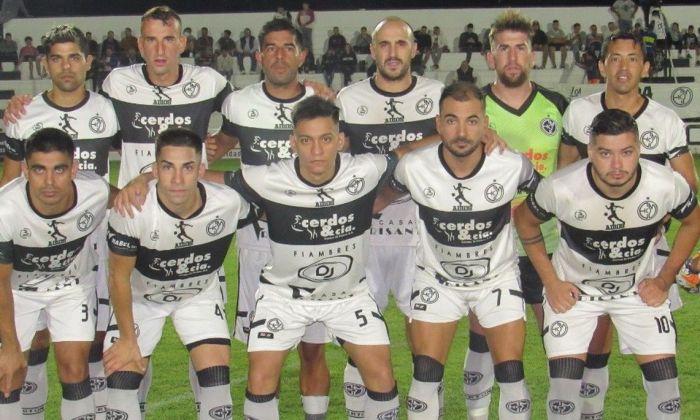 Everton de Moldes venció al puntero y se prende en la lucha por el título