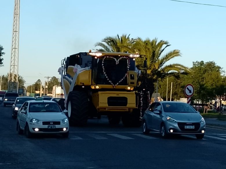 Amor a granel: se casaron por iglesia y llegaron a la ceremonia en una cosechadora