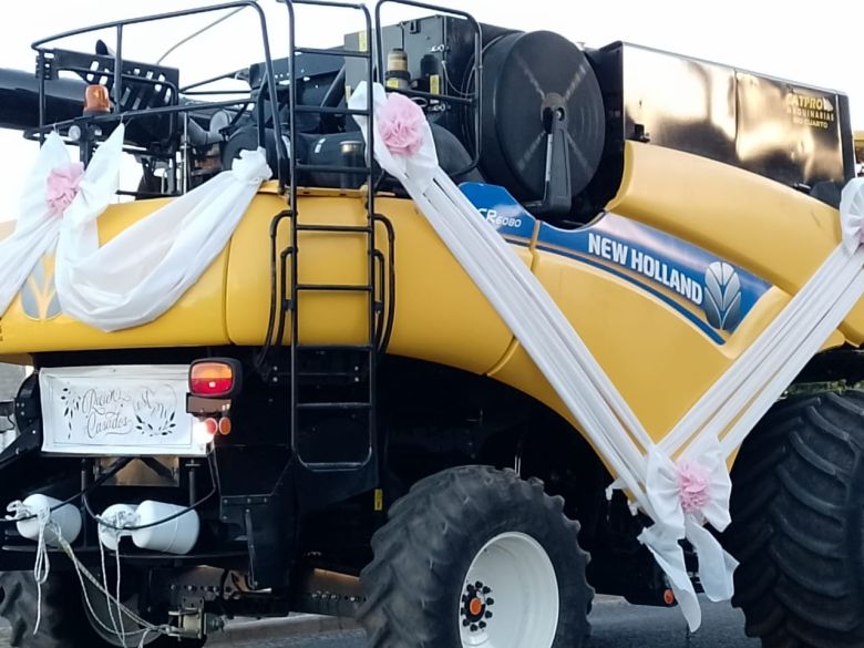 Amor a granel: se casaron por iglesia y llegaron a la ceremonia en una cosechadora