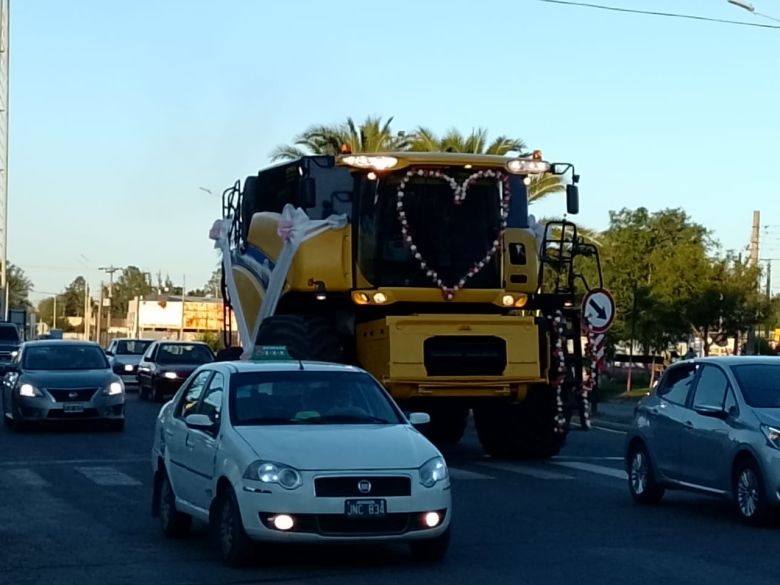 Amor a granel: se casaron por iglesia y llegaron a la ceremonia en una cosechadora