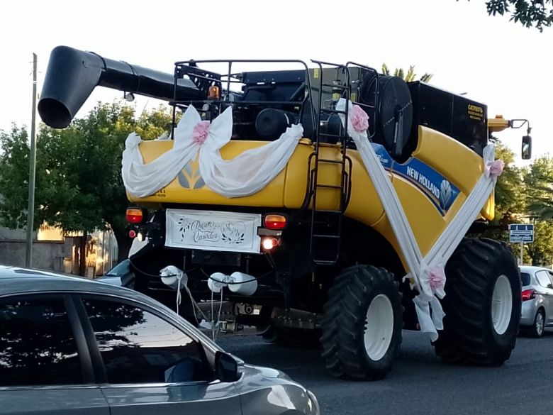 Amor a granel: se casaron por iglesia y llegaron a la ceremonia en una cosechadora