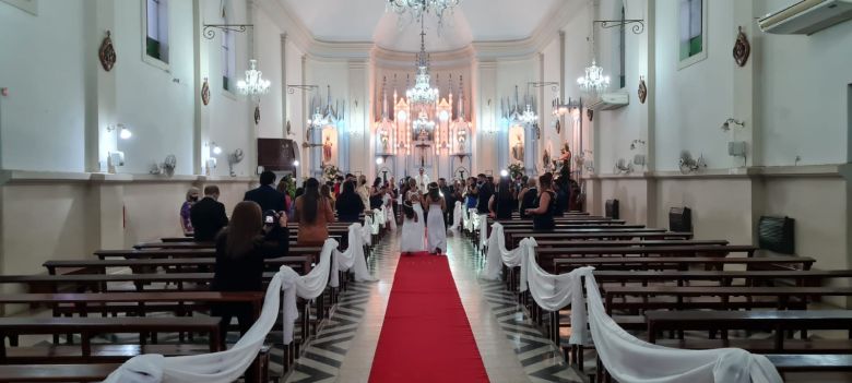 Amor a granel: se casaron por iglesia y llegaron a la ceremonia en una cosechadora