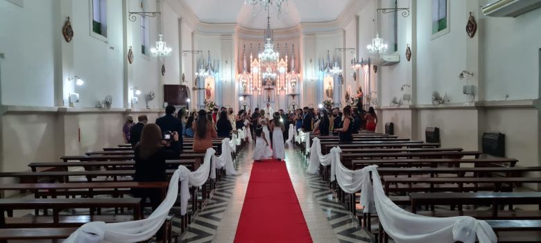 Amor a granel: se casaron por iglesia y llegaron a la ceremonia en una cosechadora