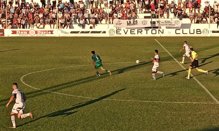 Municipal (AM) y Everton ganaron y continúa la lucha por el campeonato