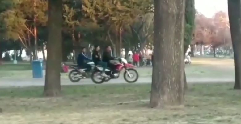 Denuncian que desde hace un mes regresaron las hordas de motos en barrio Alberdi