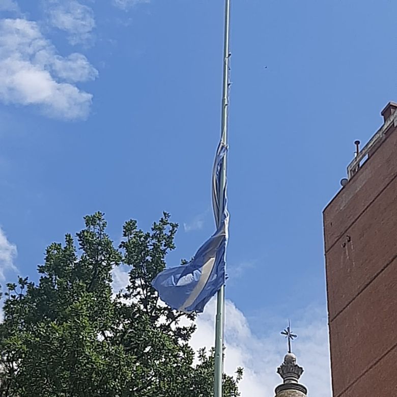 Oyentes advierten mástiles de Río Cuarto con la bandera enrollada y/o corrida