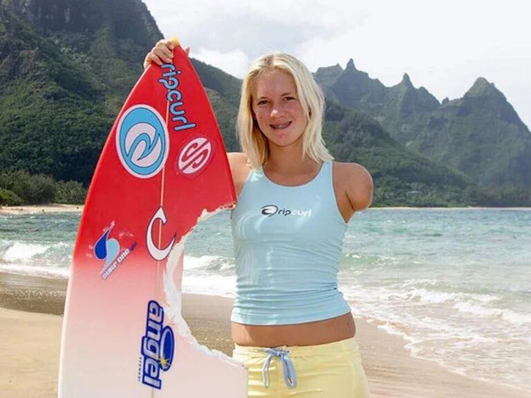 De ser atacada por un tiburón y perder el brazo a los 13 años, a estar entre los deportistas más influyentes del mundo: la historia de resiliencia de Bethany Hamilton