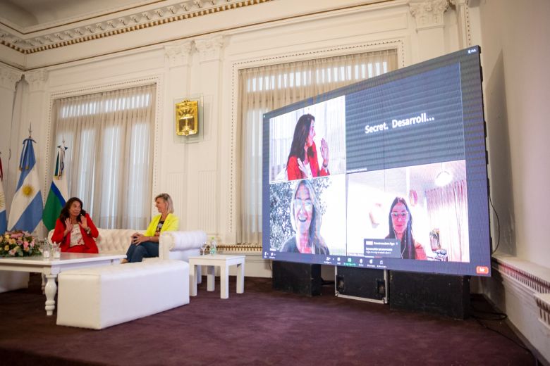 Se realizó un conversatorio de experiencias y desafíos por la autonomía económica de las mujeres