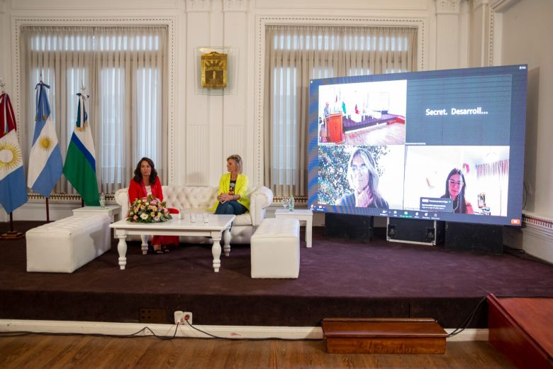 Se realizó un conversatorio de experiencias y desafíos por la autonomía económica de las mujeres