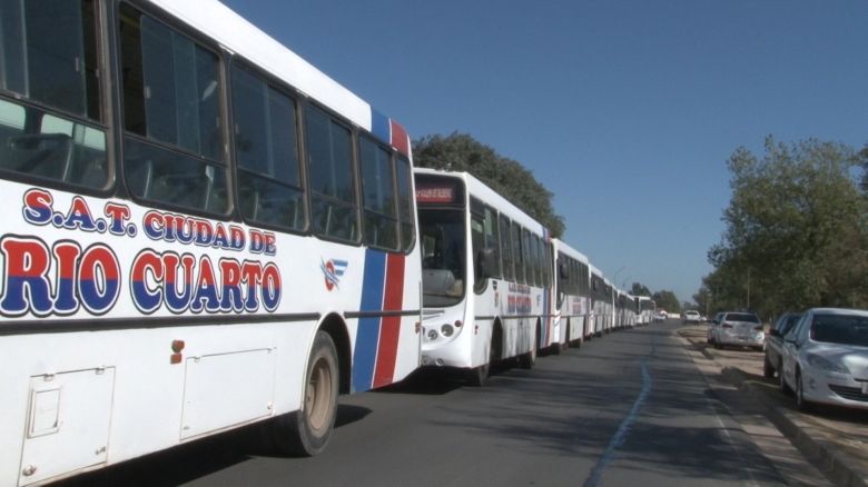 Estudiantes universitarios juntan firmas para reclamar que restituyan líneas del transporte urbano