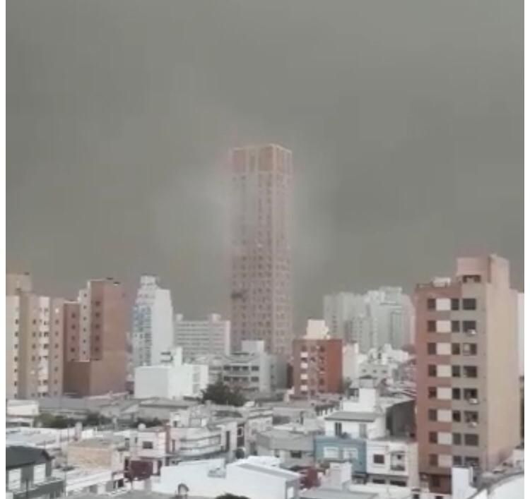 La ciudad se repone de la tormenta de viento y lluvia del miércoles